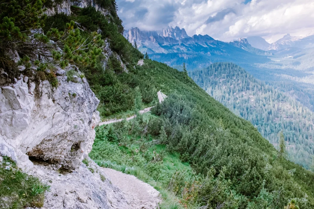 Narrow hiking path beneath Cima del Làudo - Trail to Lake Sorapis.