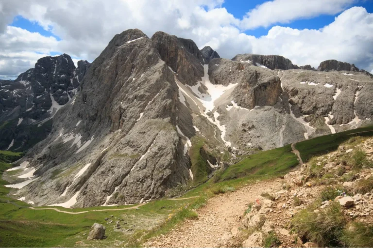 Hiking path at the Antermoia group.