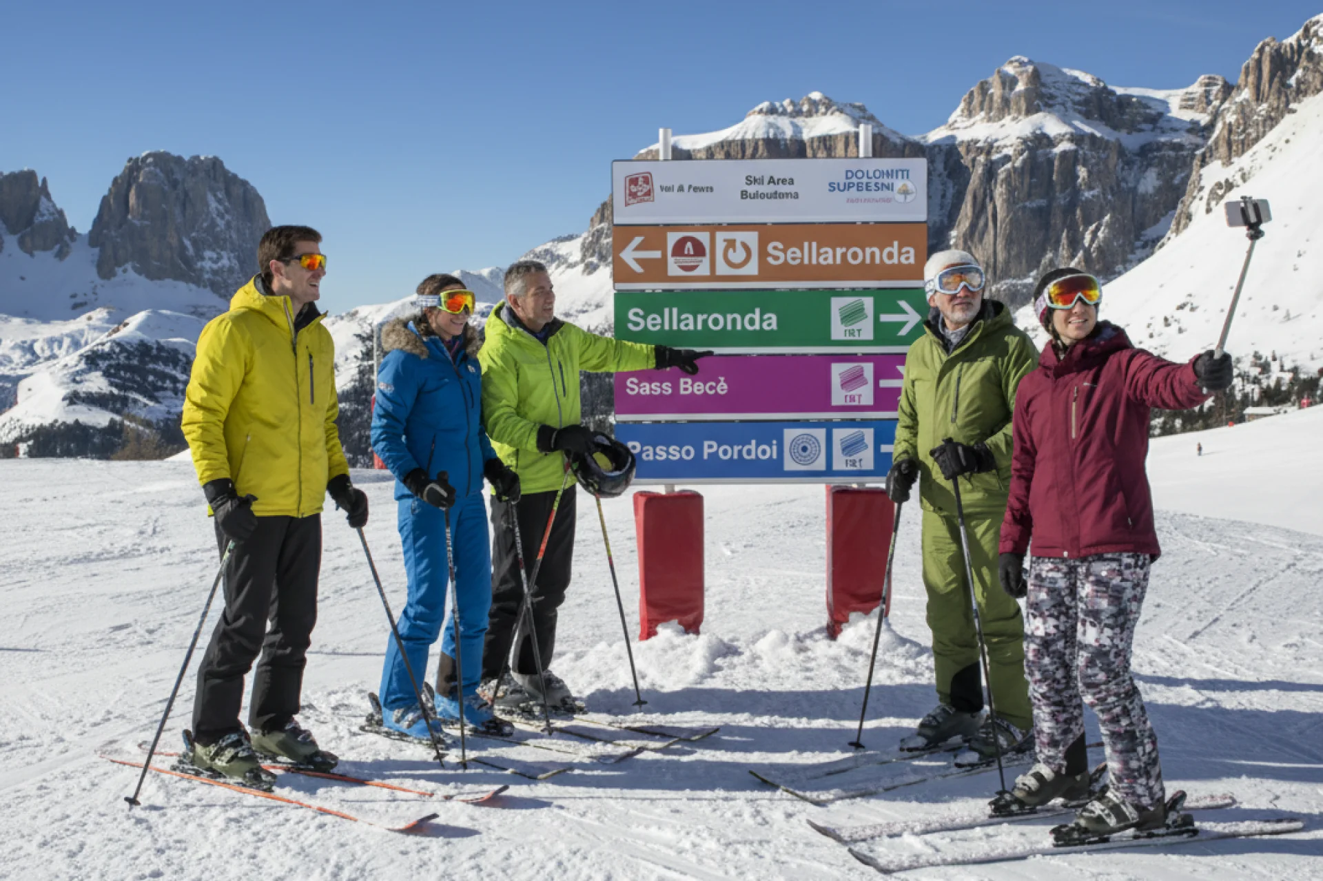 Skiers at Sellaronda sign.