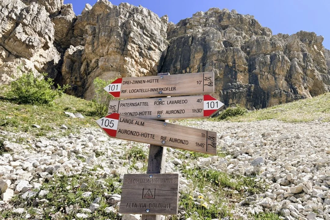 Alta Via 4 trail and markers.
