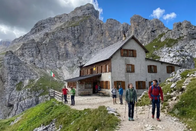 Arriving to Rifugio Coldai