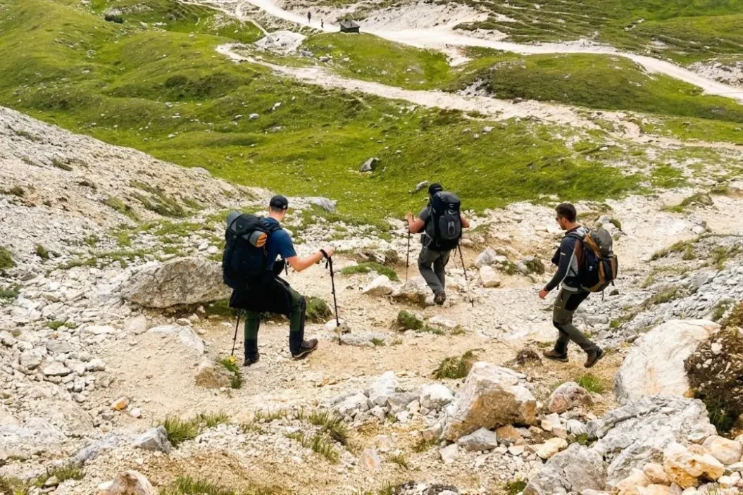 Hikers heading down to Rifugio Sennes.