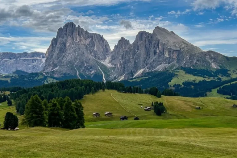 Alpe di Siusi meadows with a view of Sassolungo & Sasso Piatto.