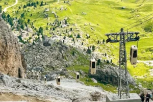 Cabinovia Forcella del Sassolungo - the famous Coffin Cable Car.