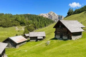 Huts around Fodara Vedla.