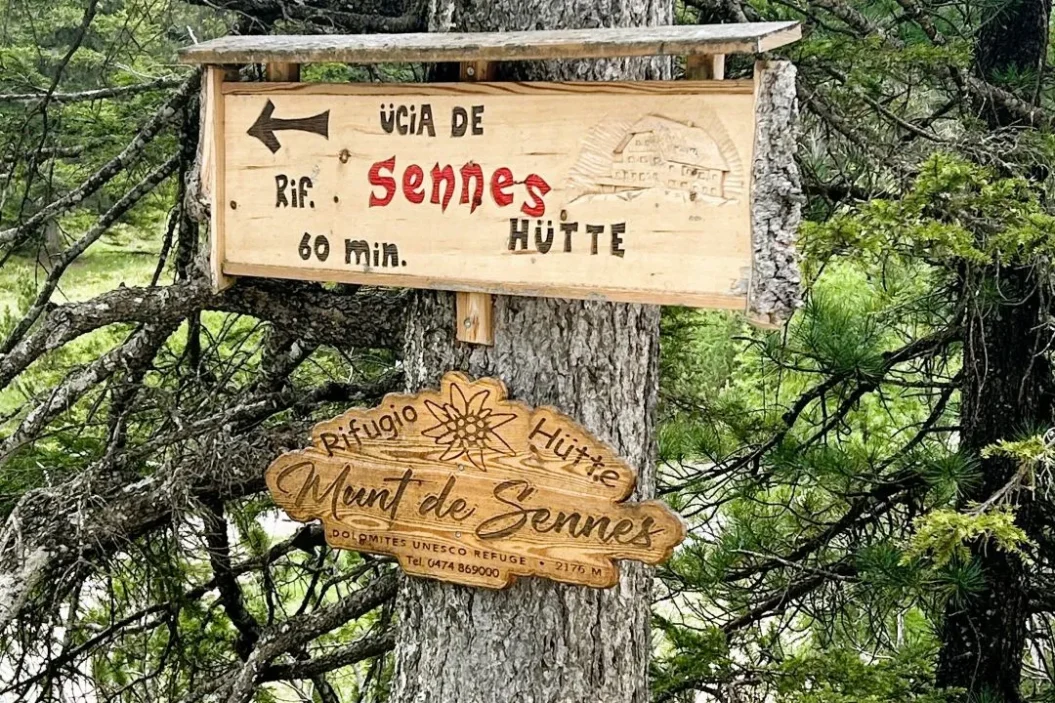 Sennes huts signage.