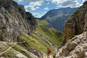 The trail from Schlernahaus to Alpe di Tires.
